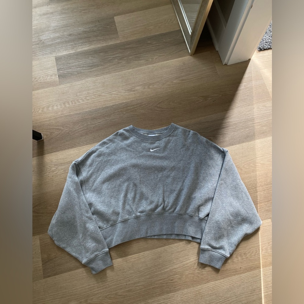 nike sweatshirt size medium